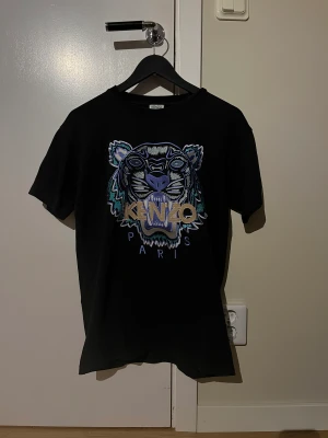 Kenzo tshirt  - Säljer min killes kenzo tshirt i storlek XS. Knappt använd och i mycket bra skick. Självklart äkta. Nypris: ca 1000kr Säljer för: 300kr