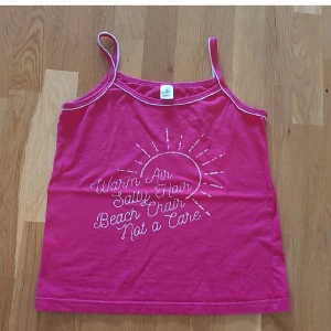 Pyjamaslinne - DEN FINNS KVAR!! Supergulligt pyjamaslinne från Areal. Det står storlek 48, men skulle säga att den passar XS-S mer. Kan fraktas med portokod för 15kr, men köparen står för frakten❤️