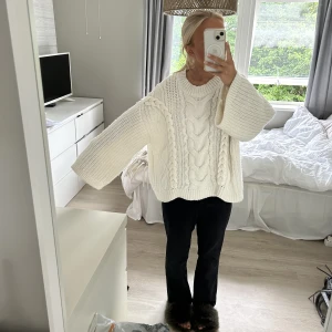 Stickad tröja - Söt oversized stickad tröja. Supersöt att ha över axeln eller över en klänning/till byxor. Perfekt till kvällen nu i sommar