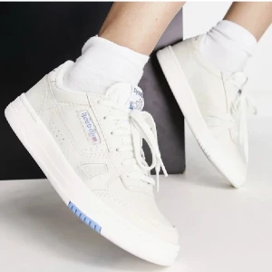 Reebok- sneakers - Säljer mina sneakers från Reebok i strl. 39 Endast använda 1 gång, i nyskick! Nypris: 1 149kr Mitt pris: 800kr + ev frakt 😇
