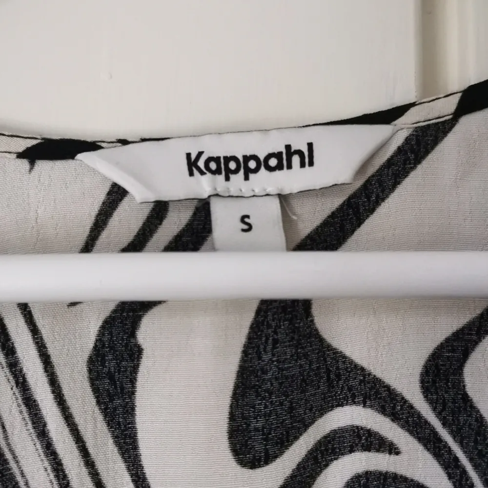 En långklänning från Kappahl som endast har använts fåtal gånger, är i nyskick. Köpte den för 600kr och säljer för 500kr. Klänningar.