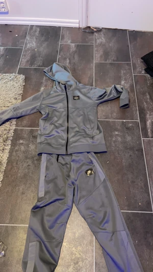 Nike air Max tracksuit - Hej jag säljer min Nike air Max tracksuit köpt på JD sport storlek S men passar xs original pris 1700