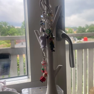 Moomin nyckelring - Moomin nyckelringar som går att få i alla på sista bilden plus Hattifattener också. Man kan önska speciellt också ifall man vill ha en med många pärlor och berlocker eller lite. Kostar 60 för att det tar tid att göra och köpa in material. ✨⭐️☀️