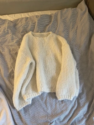 Stickad tröja  - Säljer denhär stickade från Only i storlek M❤️ Endast använd en gång! 