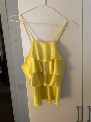 Volang topp  - Gul volang topp från zara, sparsamt använd, köparen står för frakten! 
