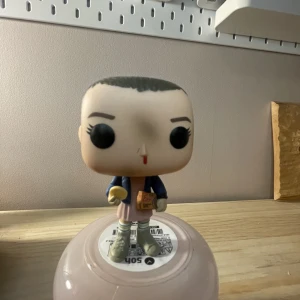 eleven funko pop!!❤️ - eleven från stranger things i den kända samlings-figur modellen funko pop!! inga defekter