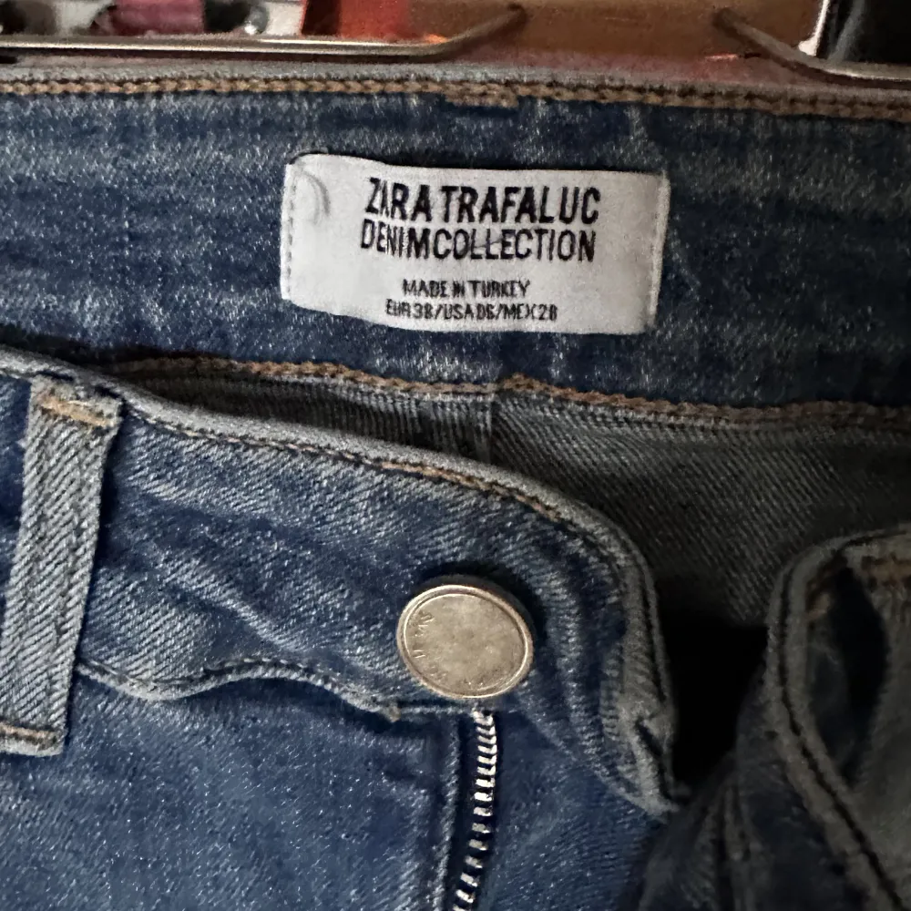 Denim collection från Zara på storlek 38. Jättefint skick nästan som ny. Finns att hämta eller posta :). Jeans & Byxor.