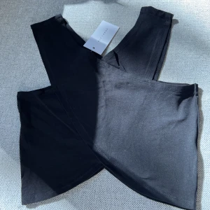 Topp - Oanvänd topp från Nelly, passar XS-S. Lappen är kvar 🦋