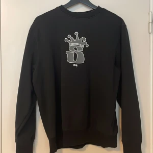 Stüssy sweatshirt  - Stüssy sweatshirt storlek s i bra skick 