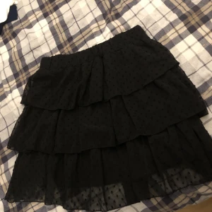 Prickig volangkjol  - En prickig volangkjol som tyvärr inte kommer till användning 