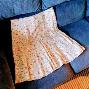 Sommarkjol - Söt kjol från H&M. St 36, längd 56 cm. Fint skick. 