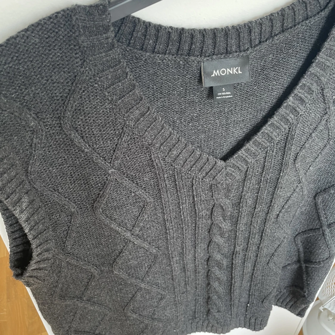 Svartgrå stickad väst - 91