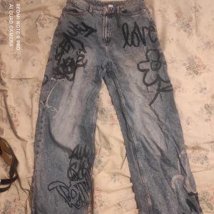 Baggy jeans - Högmidjade halvbaggy jeans som inte kommer till användning längre. Jag är drygt 170 och de går ner till fötterna på mig