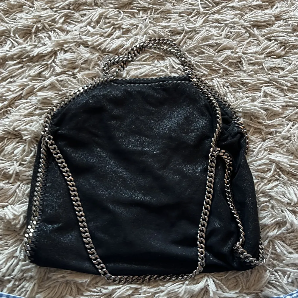 vill sälja min jättefina falabella i standardstorlek för att den tyvärr inte kom så mycket till användning :( har bevis på att den är äkta så det är bara att höra av sig! . Accessoarer.