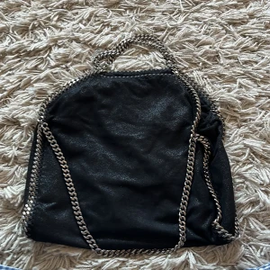 Stella Mccartney falabella väska - vill sälja min jättefina falabella i standardstorlek för att den tyvärr inte kom så mycket till användning :( har bevis på att den är äkta så det är bara att höra av sig! 