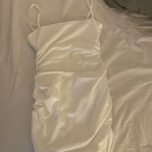 Vit klänning  - Säljer nu denna vita kläning från shein! Säljer den då den inte kommer till användning! Bara testet! Inget fel på den den är som ny! Skeih för fler bilder eller frågor !💗💗