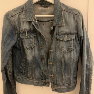 Snygg kort jeans jacka - Amvänt mycket, men nu ligger den bara och tar plats. ☺️