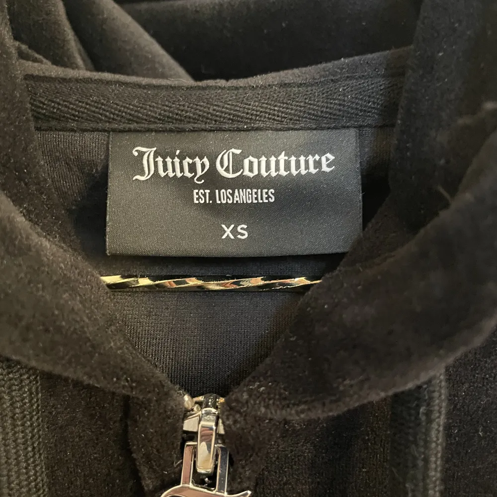 Säljer min svarta juicy tröja i storlek xs. I nyskick. Den är endast andvänd två gånger så som ny💘köpare betalar frakt💓. Tröjor & Koftor.