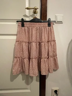 Rosa kjol - Söt rosa kjol med vitt mönster! Elastiskt band