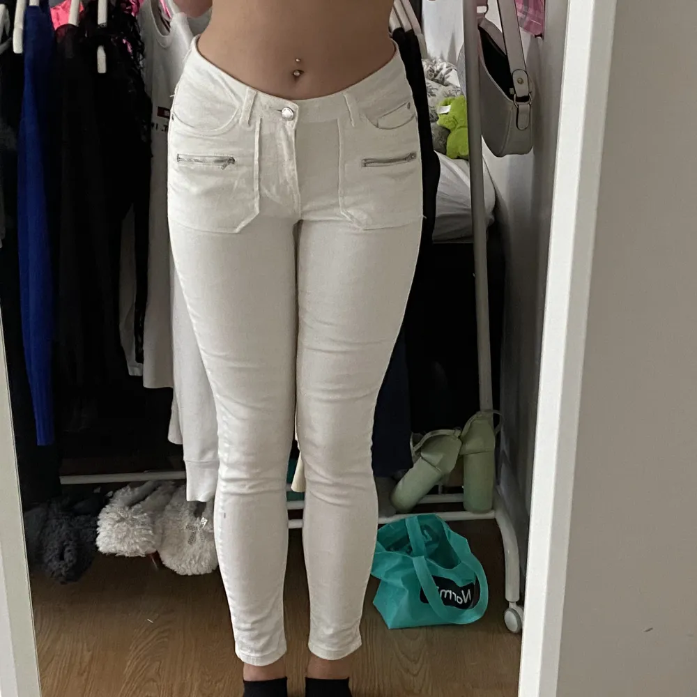 så snygga vita jeans från Happy Holly 🤍 små i storleken, strl 40 men passar mig som är 36 🩷. Jeans & Byxor.