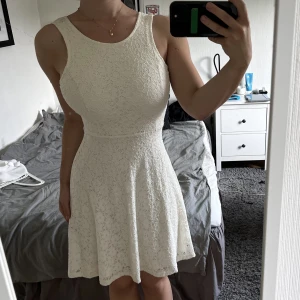 Vit spetsklänning - Nyskick! Klänningen kommer från Chiara Forthi och är endast använd en gång. Passar perfekt till skolavslutning eller student!🥰