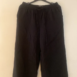 Gina tricot Linnebyxa svart  - Säljer min linnebyxa i färgen svart från Gina tricot. Haft på mig den en gång. Alltså i nyskick. Hör gärna av er vid fler funderingar 💕