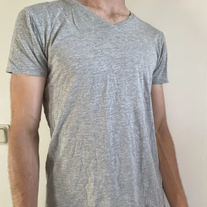 T-shirts  - Snygg v ringade T-shirts ifrån Cubus i Stl M. Säljer för 50kr. 