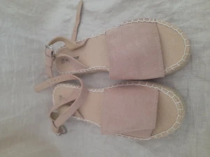 Rosa sandaler  - Helt oanvända rosa sandaler. Säljs p g a fel storlek. 
