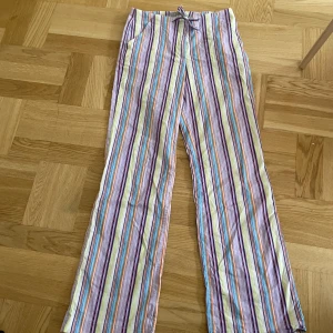 Randiga vida byxor  - Ett par randiga vida/raka byxor. Dem är i bra skick så inget som är sönder eller fläckig däremot är dem använda flertal gånger. Säljs då dem är något korta på mig som är 178cm lång.  Midjemåttet är: 72cm 