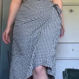 Somrig knutkjol🌼 - En aldrig använd rutig kjol med knyt i midjan som gör en fin passform!  Den är köpt från Ellos och aldrig använd men blev leverarad med en lös knappt, det går dock enkelt att sy fast med endast några stygn🎉 150kr+frakt🌼