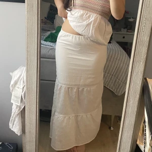 Vit långkjol - Vit superfin långkjol som jag endast använt några få gånger❤️❤️