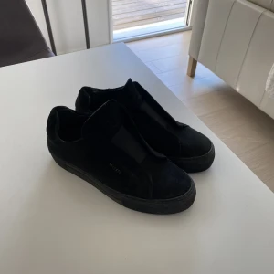 Axel Arigato laceless - Säljer nu mina Arigatos! Säljer nu dem för att de aldrig används. Dom är enbart lite smutiga och på ena skon så är arigato märket lite nött men inget som märks! Priset kan vara diskuterbart vid snabb affär!