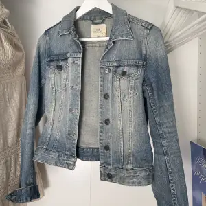 Jeansjacka från H&M i en mellanblå färg🌼Jackan är använd men i gott skick, säljer då den är för liten för mig