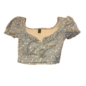 Blå blommig magtröja  - Jag köpte den här tröjan från Shein, men nu så har jag gått upp i vikt och den passar mig inte längre. 