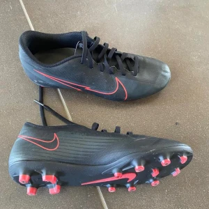 Fotbollsskor  - Nike Mercurial Vapor 13 Club MG 'Bred' AT7968-060 (Svart), storlek 40. Skick: 9/10. 400 kr