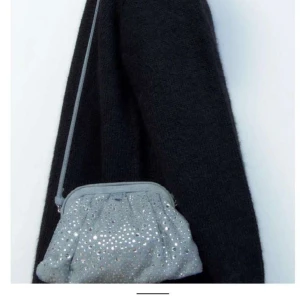 Paljett väska - Super fin blå väska från zara med paljetter!🫶 Bra skick💙Hör av dig vid frågor❤️❤️