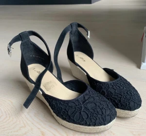 Kilklackar - Säljer dessa då de tyvärr va förstora. Knappt använda så fint skick. Köpta här på Plick ❤️