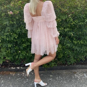 Rosa klänning - Galet fin klänning från Asos. Ljusrosa med pärlor. Säljer då jag tycker den är för kort för mig som är 168. Använd en gång så är i nyskick. Nypris 1079kr. Köpare står för frakt!