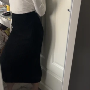 Kjol  - Kjolen är använt från två till tre gånger den är svart och jag köpte den för 300 den är skön och passar för sommar  Frakt kostnad via Postnord 29 kr