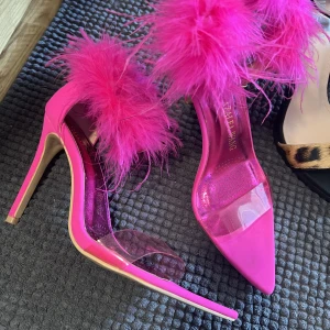 Klackskor  - Klackskor i storlek 38 i väldigt bra skick  Fraktas ej !  Finns i Växjö 