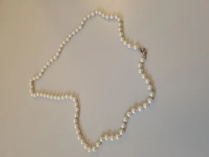 Halsband och armband  - Pärlhalsband 30 kr  Armband guldfärgad 30 kr Diverse halskedjor 30 kr/st eller alla för 70 kr