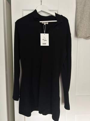 Djerf Avenue ”Getaway dress” black i storlek Xs men skulle mer säga att det är en S. Den är helt oanvänd, prislapp finns kvar. :) priset går att diskutera❤️❤️