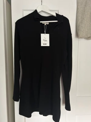 Djerf Avenue klänning  - Djerf Avenue ”Getaway dress” black i storlek Xs men skulle mer säga att det är en S. Den är helt oanvänd, prislapp finns kvar. :) priset går att diskutera❤️❤️