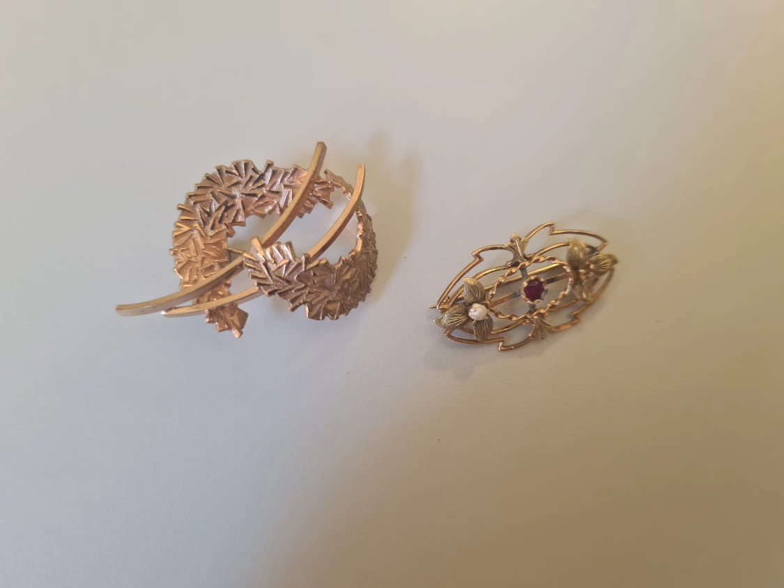 Berlocker och broscher  - 90