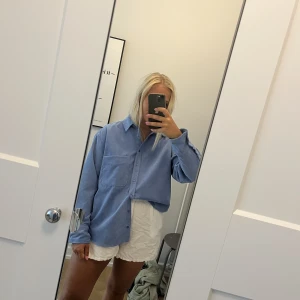 Blå skjorta - Snygg blå skjorta ifrån Zara, köpt i XL för att få den lite oversize (bör i vanliga fall stl.M) 💙
