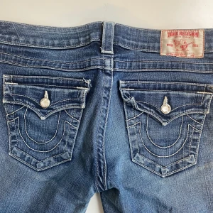 Tru religion jeans - Säljer mina true religion jeans som tyvärr inte kommer till användning längre. Passar perfekt för mig som är 168cm. Storlek 29 med stretchiga material så passar både mindre och större.