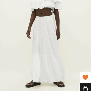 Långkjol - Vit Långkjol från stradivarius, slutsåld💞