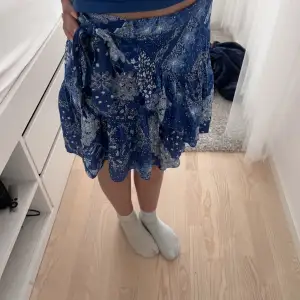 En jätte fin kort volang kjol är unik och passar perfekt till sommaren! Köpt på en tysk affär.