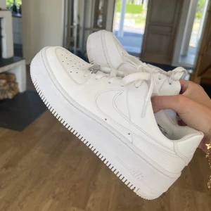 Nike Air Force 1 sage low  - Endast använda 1 gång ute. Så de är som nya! Fick i julklapp men fick ett par andra som jag började använda ist så dessa har bara stått. Går att få bättre bilder om så önskas🥰