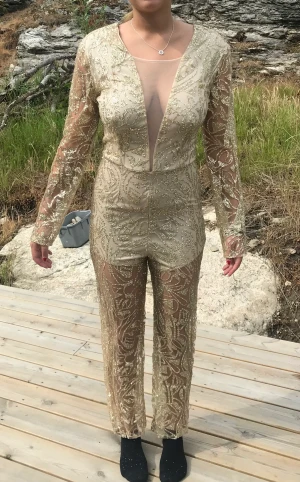 Jumpsuit - Aldrig använd. Obs! Det ramlar av lite glitter från den när man tar den på sig.. 
